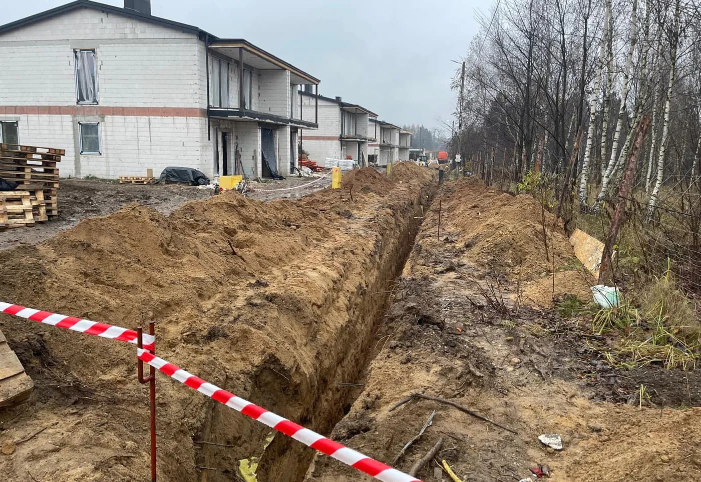 Wykop pod przyłącze kanalizacyjne przy nowych domach