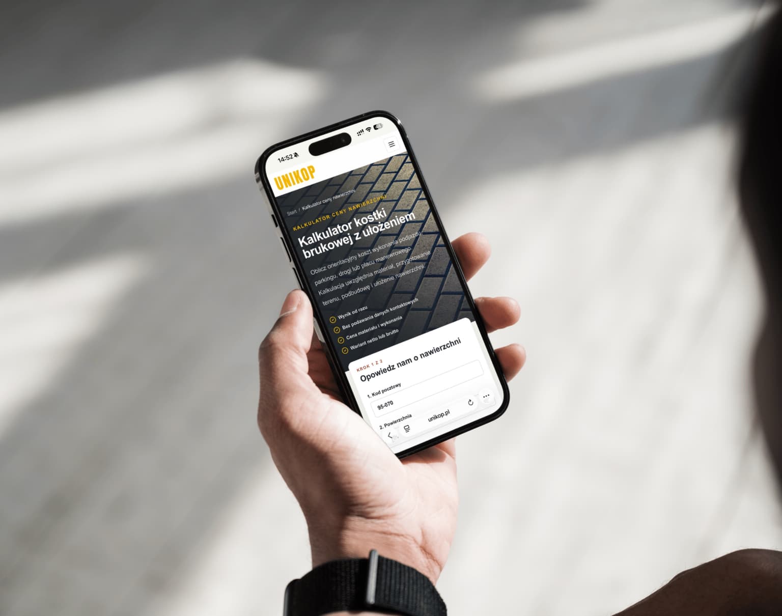 Kalkulator kostki brukowej UNIKOP wyświetlony na smartfonie