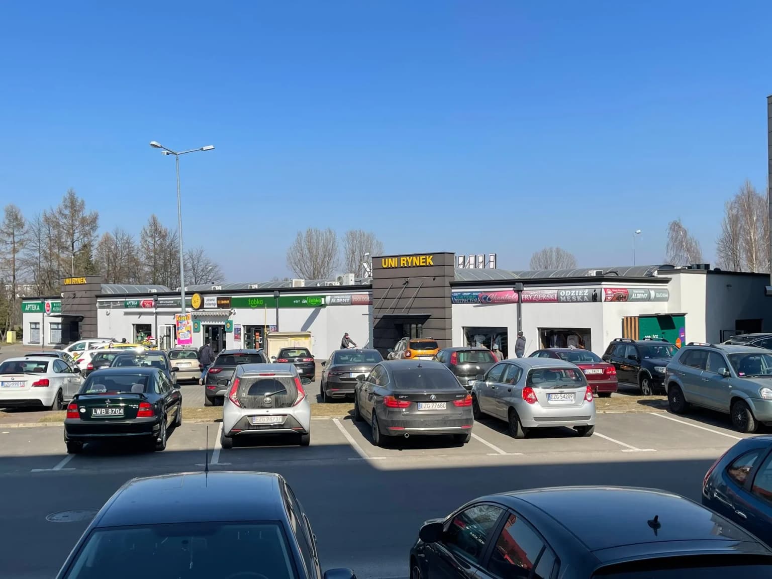 Prace brukarskie przy centrum handlowym w otoczeniu innych centrów handlowych