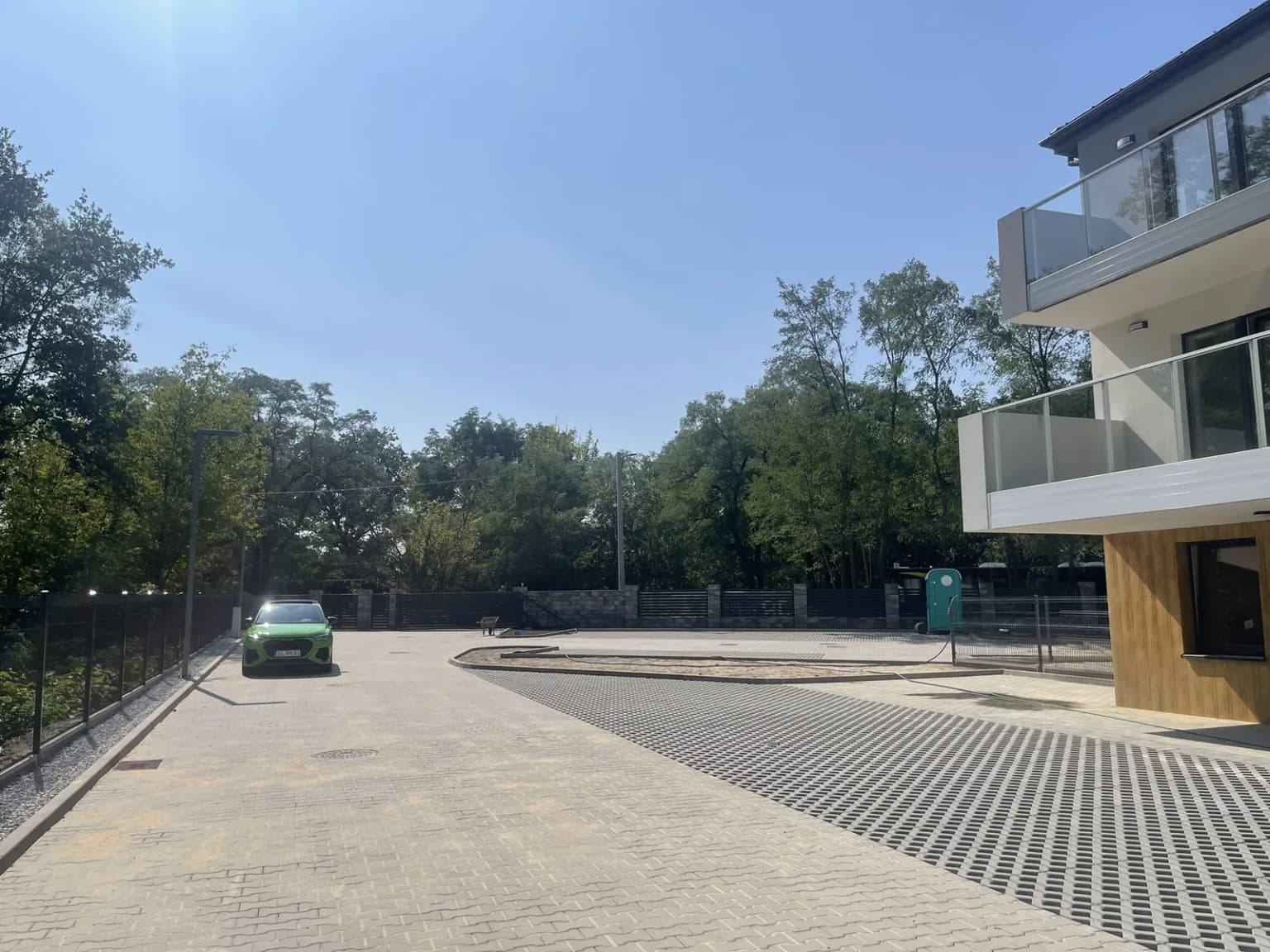 Droga wewnętrzna przy apartamentowcu w Łodzi