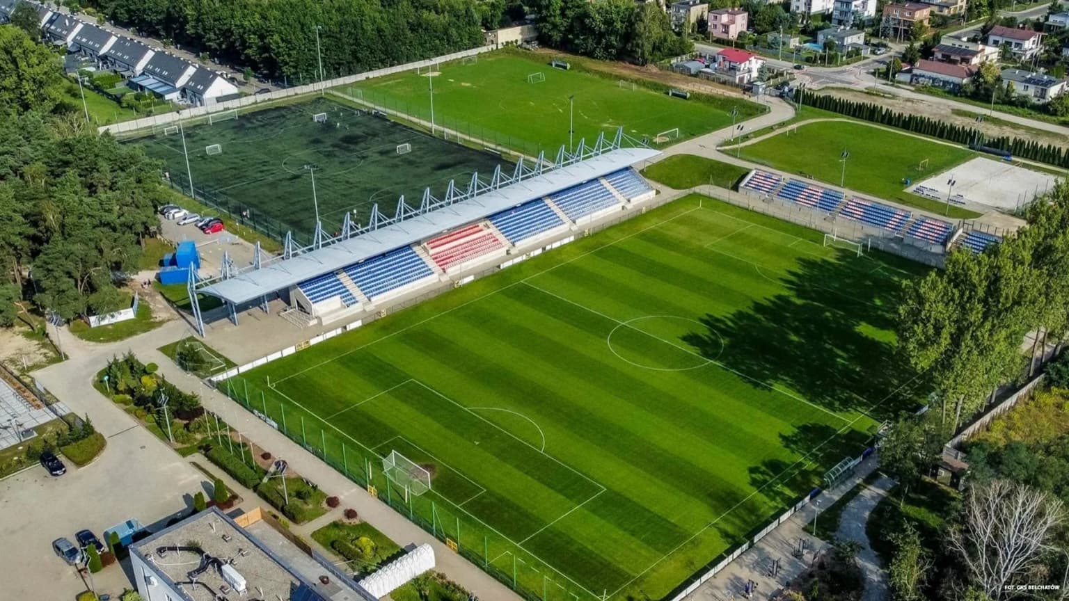 Stadion z boiskiem po pracach ziemnych, odwodnieniowych i brukarskich