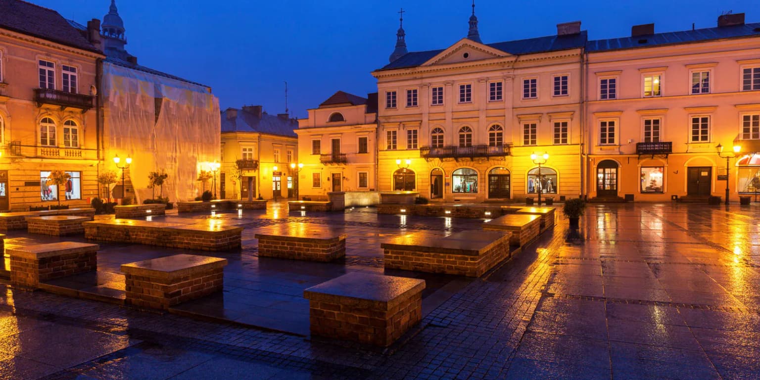 Rynek Trybunalski w Piotrkowie Trybunalskim wieczorem