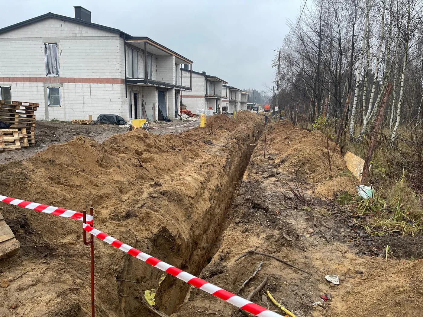 Prace przy wykonaniu instalacji wodno-kanalizacyjnej w wykopie